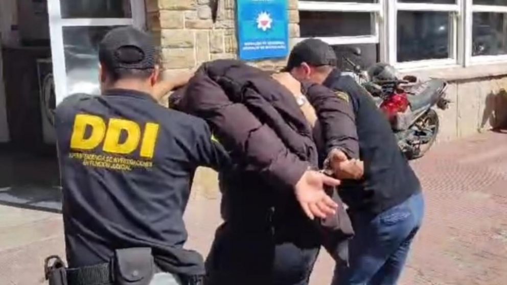 As� fue trasladado el muchacho que era buscado por el homicidio de su t�a.