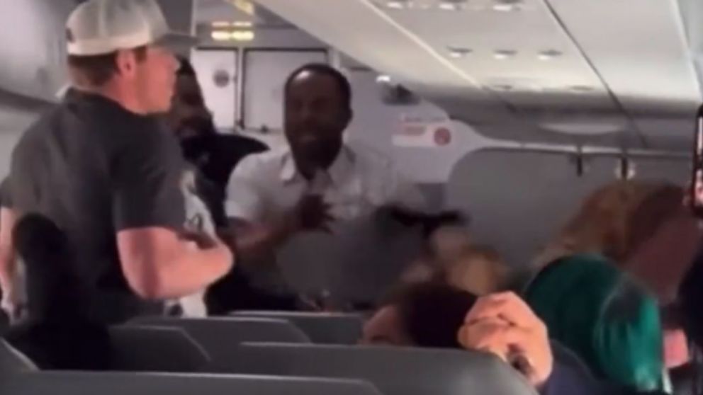 La mujer "poseída" causó pánico en un vuelo en Estados Unidos (Twitter).