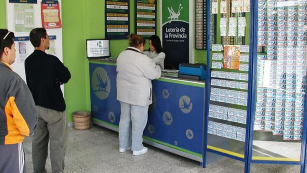 Cuatro compañeros de laburo jugaron por más de diez años a los mismos números de la lotería y un día “se les dio”: ¿Qué hicieron con el premio?