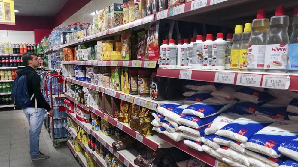 Precios: el Gobierno citó a empresas alimenticias y supermercados para "evitar abusos y cuidar el abastecimiento" en la transición.