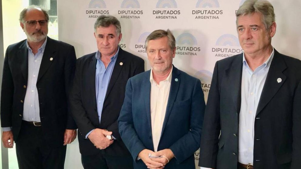 El campo felicitó a Javier Milei y reclamó la eliminación de las retenciones a la exportación.