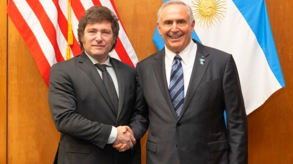 Embajador de Estados Unidos tuiteó una foto con Javier Milei: "Esperamos trabajar juntos".