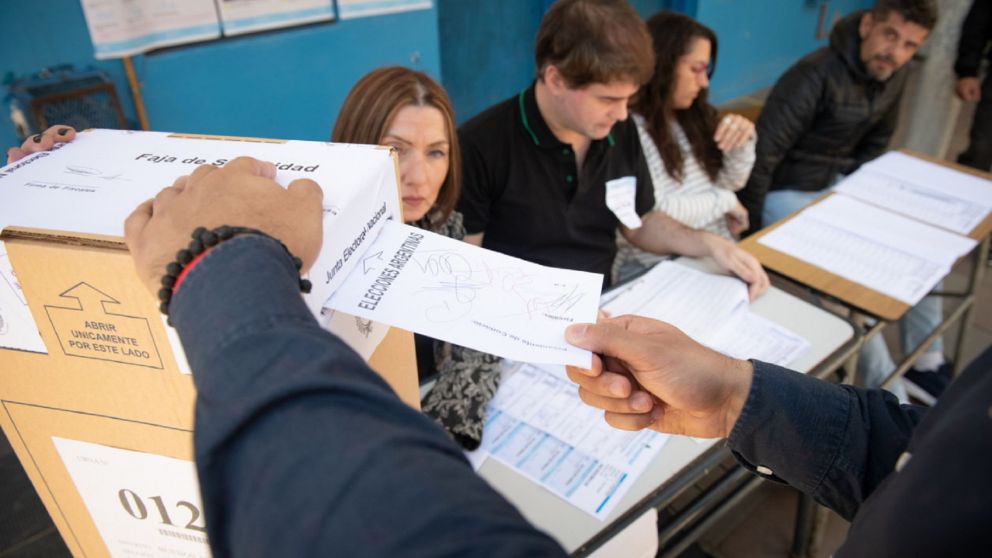 El curioso regalo a las autoridades de mesa.
