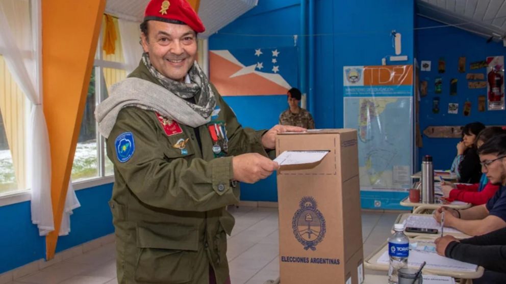 Osvaldo Hillar, excombatiente de Malvinas, homenajeó a sus compañeros con su voto, (Télam)