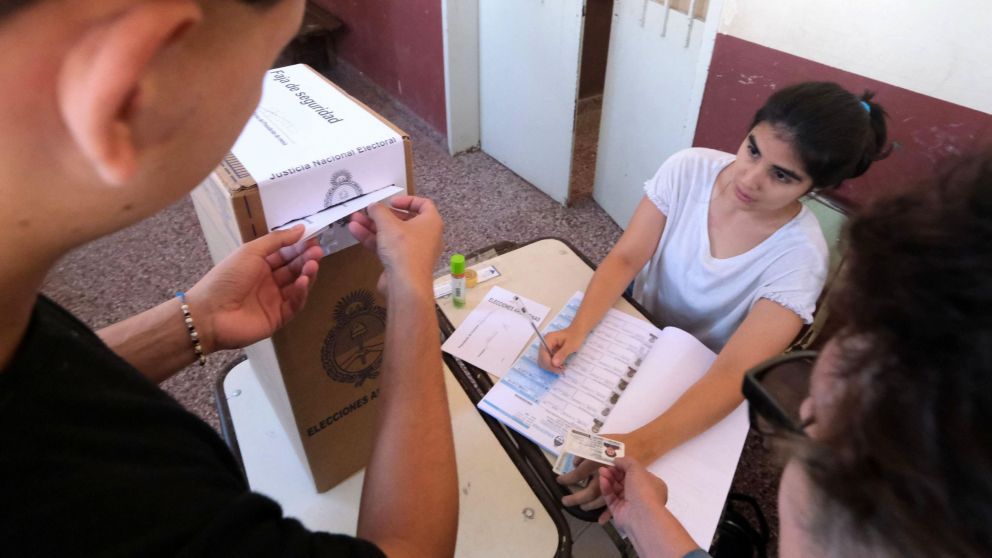 Votó el 45% del padrón en el balotaje hasta las 14, según informó la Cámara Nacional Electoral.