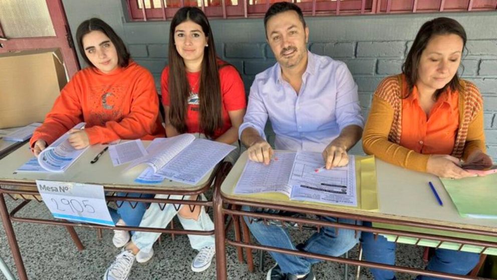 Luis Petri participa como fiscal de mesa en la provincia de Mendoza (Twitter).