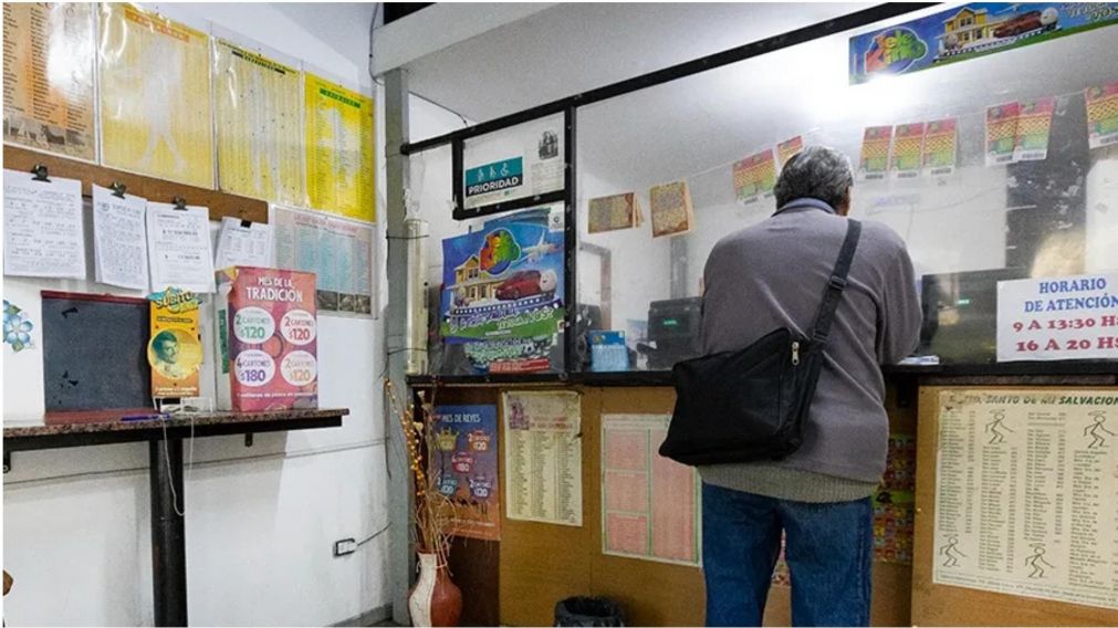 Un hombre exige una suma económica porque su familia se enteró que es millonario.