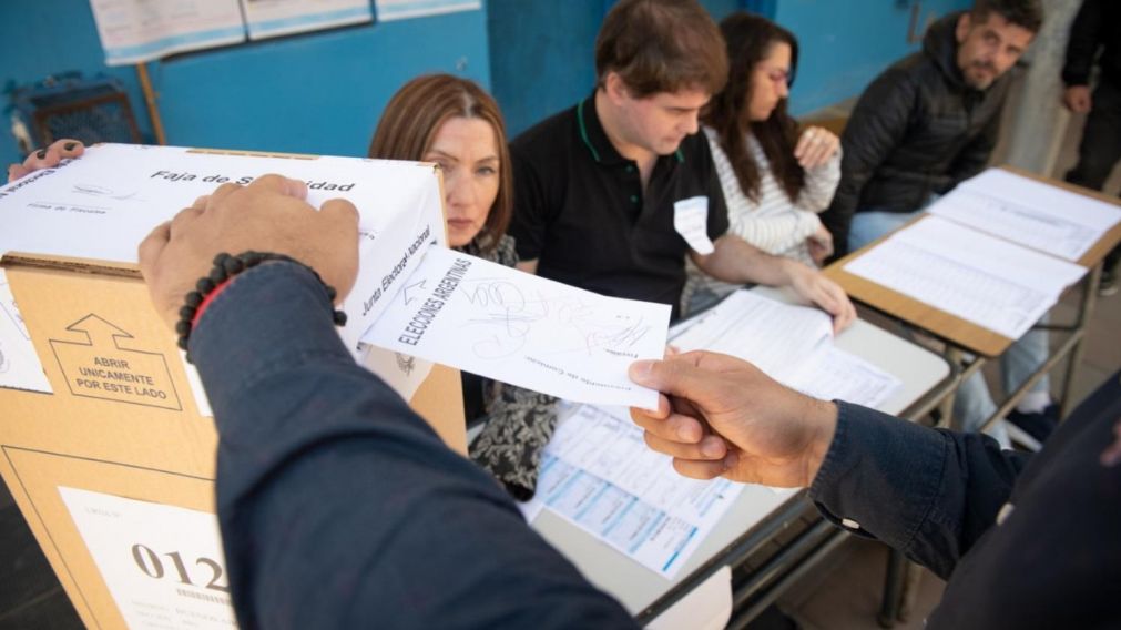Millones de argentinos concurrirán este domingo a votar.
