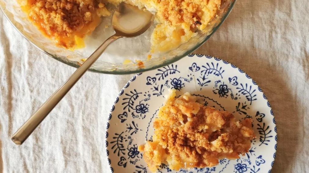Guardate esta receta del clásico crumble de manzana con una vuelta de tuerca.