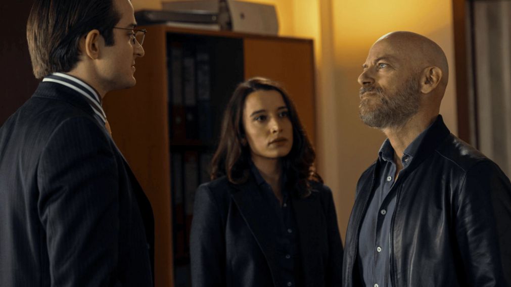 Una impactante miniserie italiana combina política, drama y la iglesia.