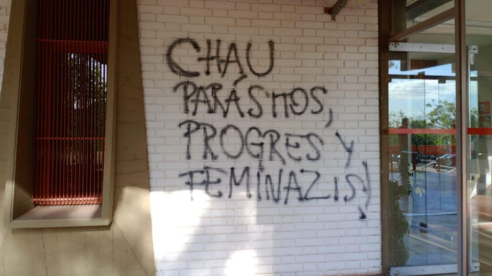 Así amanecieron las paredes de la facultad de Ciencias Políticas y Sociales de la Universidad Nacional de Cuyo (Télam).