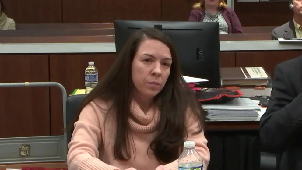 Condenan a una mujer que envenenó a su amiga con gotas para los ojos para cobrar una herencia.