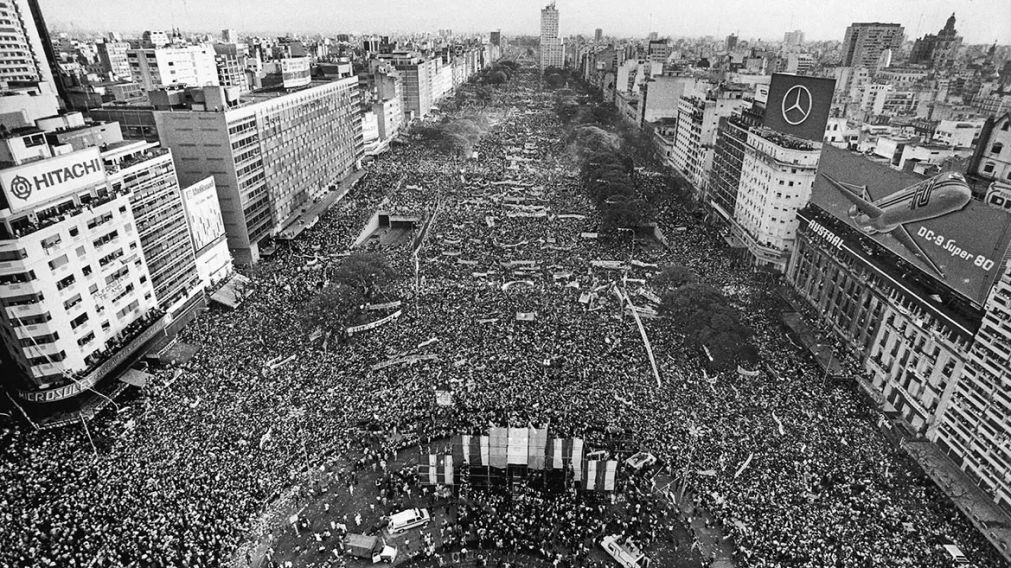Acto de cierre de campaña de la Unión Cívica Radical en la Avenida 9 de Julio. Ciudad de Buenos Aires, 26 octubre 1983.