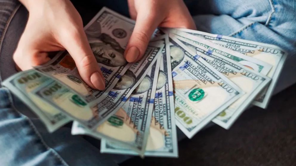 Un grupo de estudiantes encontraron US$5000 en un libro que fue donado y lo devolvieron (Imagen ilustrativa).