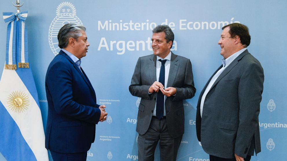 Sergio Massa viaja a Río Negro, lo recibirán Alberto Weretilneck y Rolando Figueroa.