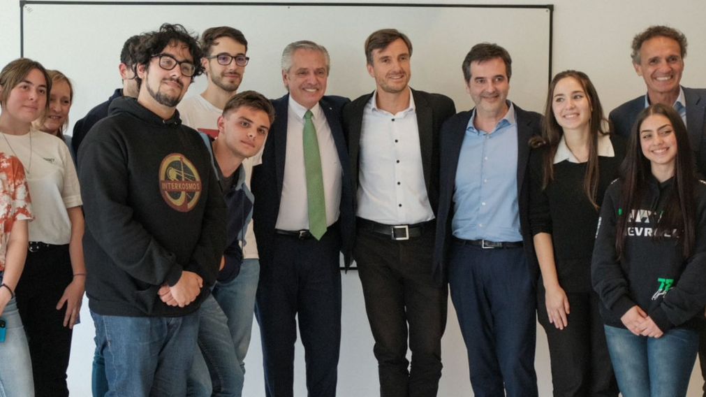Alberto Fernández junto a los alumnos de la UTN.
