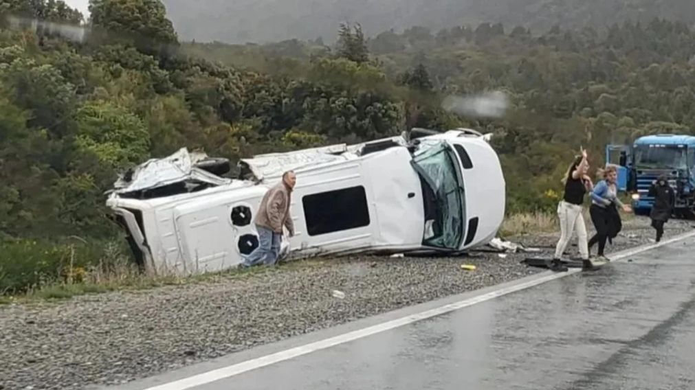 Así quedó la combi tras el siniestro con el camión.