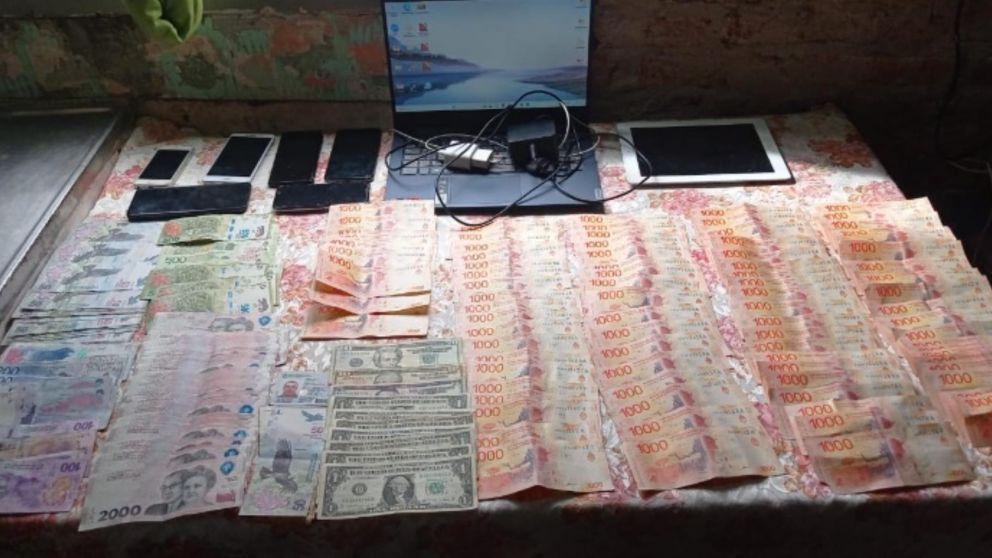 Parte de los elementos que fueron secuestrados por los investigadores.