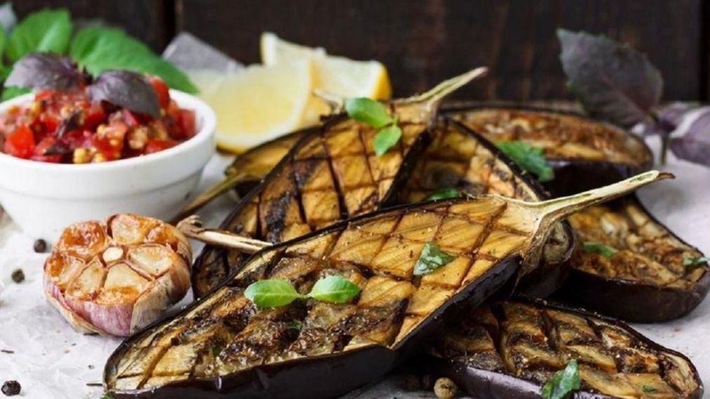 Ideal para acompañar el asado: receta de berenjenas a la parrilla con ajo y oliva.