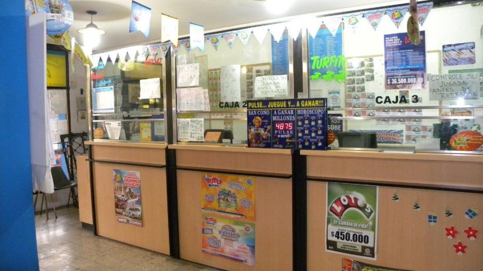 Hizo caso omiso a las críticas de su esposo por su manera de jugar a la lotería, apostó igual y ganó 200 "palos verdes".