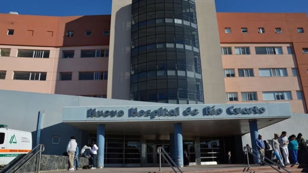 Una mujer murió luego de que su hijo le clavara una reja en el corazón tras discusión (Imagen Vía País).