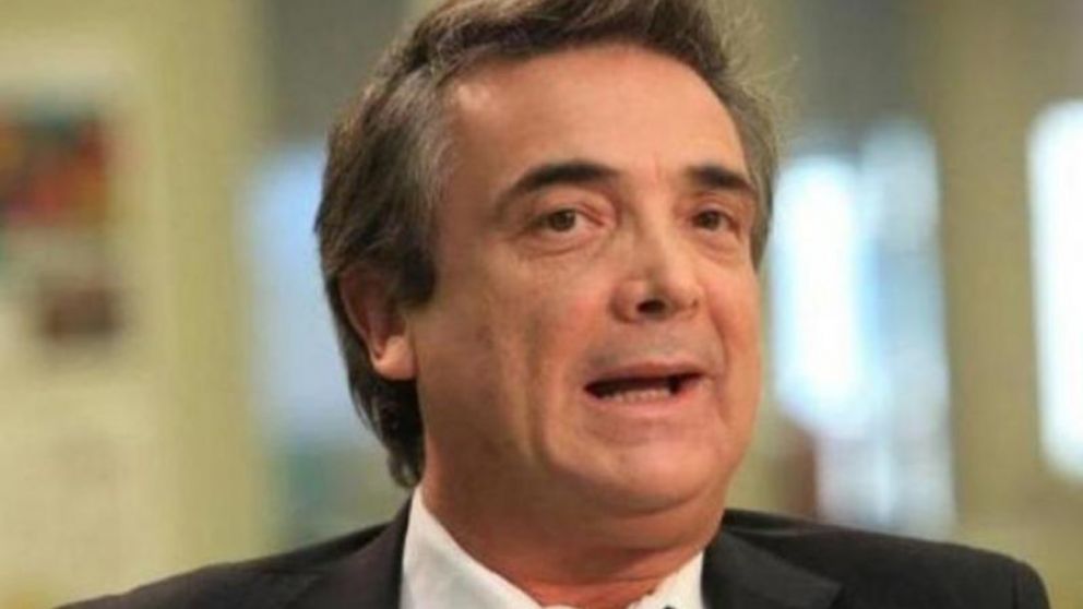 El ex senador aseguró que Milei “insulta a las ideas de figuras icónicas como Hipólito Yrigoyen y Raúl Alfonsín”.