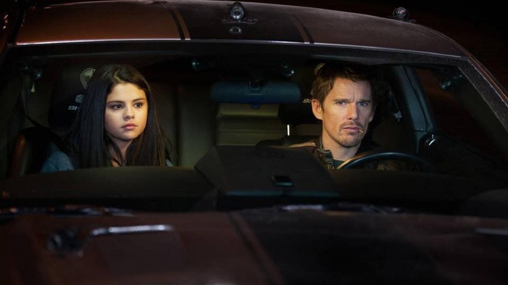 Está disponible en HBO Max y es una película de acción llena de persecusiones y misterio.