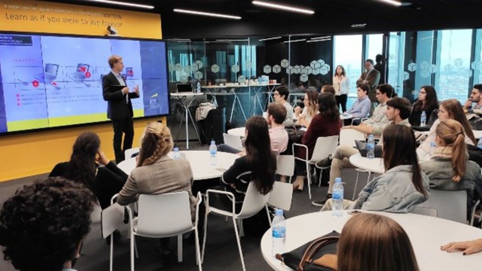 EY ofrece trabajo a personas con discapacidad.��