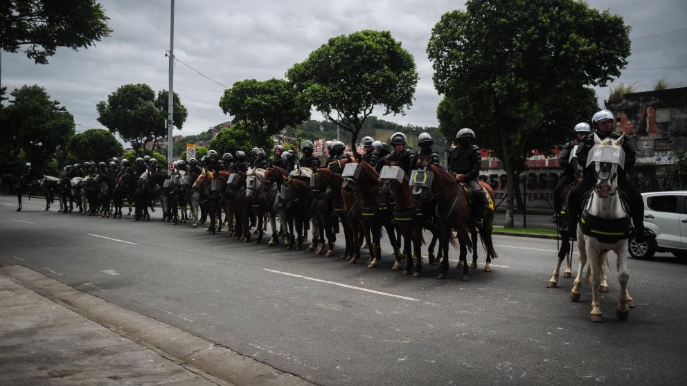 Represión de la policía montada en la previa de Boca contra Fluminense.
