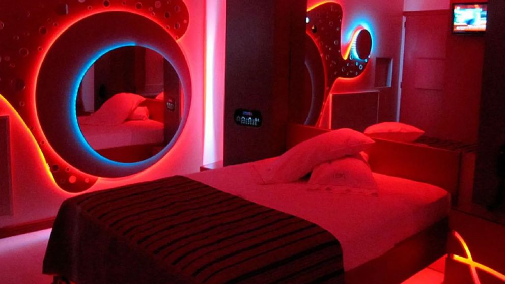 Fueron al "telo" a pasar una noche romántica, pero un inconveniente los obligó a llamar a emergencias.