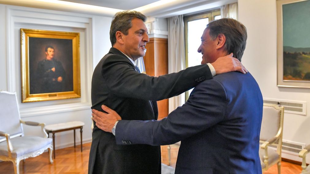 Sergio Massa, en Mendoza, con el gobernador radical de Juntos por el Cambio, Rodolfo Suarez.