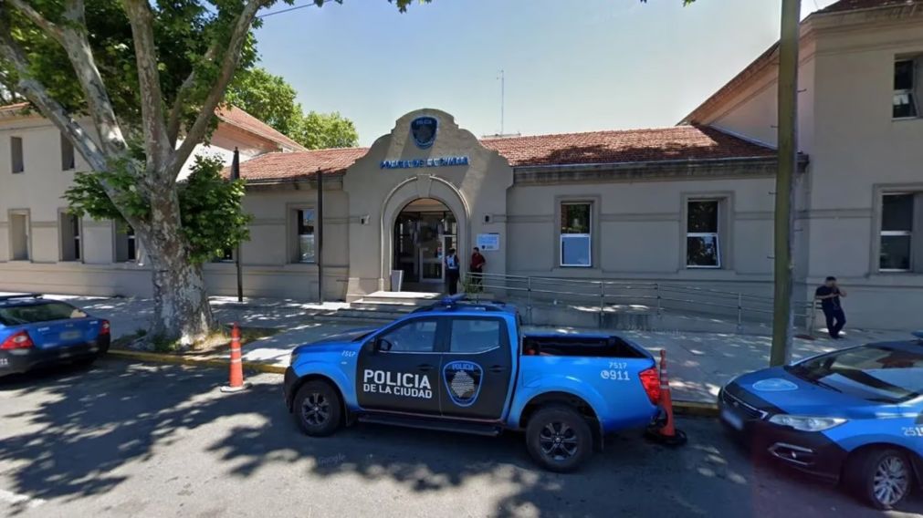 Quién era Andrés René Mateier, el turista francés que se descompensó tras un robo y murió en una comisari.