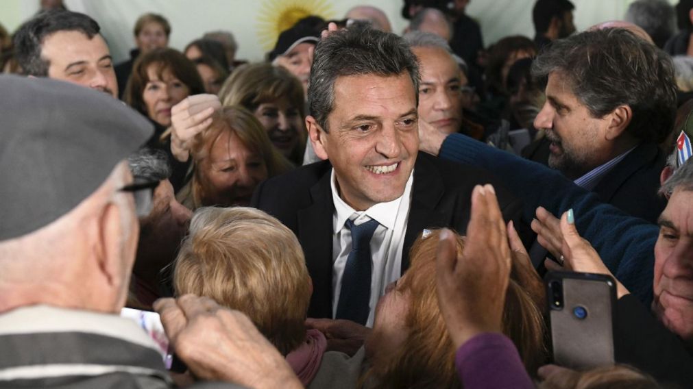 Sergio Massa con jubilados en Mar del Plata, lo acompañó Fernanda Raverta de Anses.