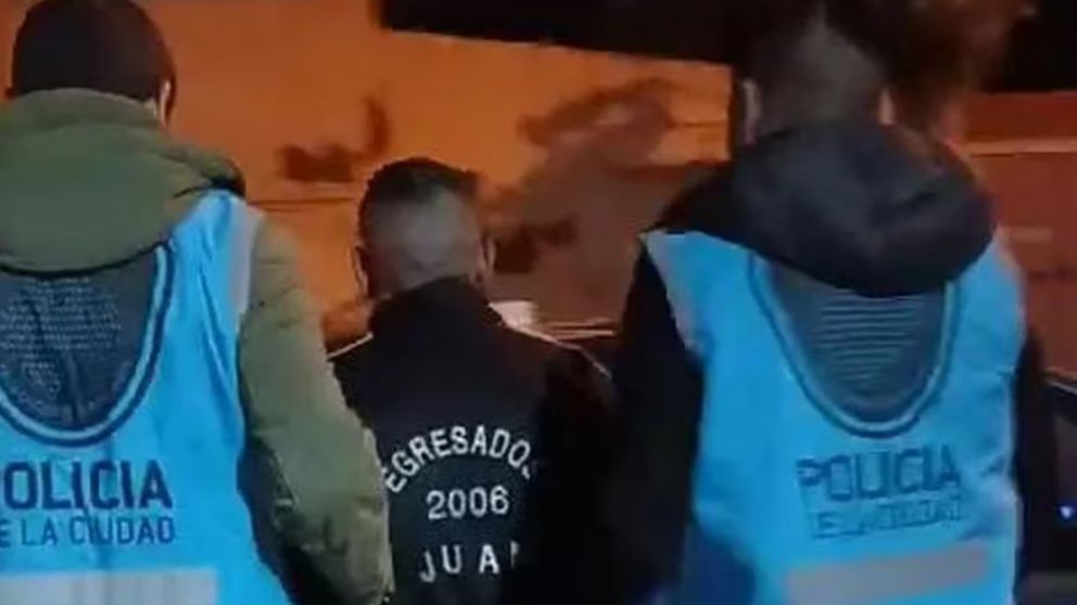 El traslado del detenido acusado de abusar de la empleada de la panadería.