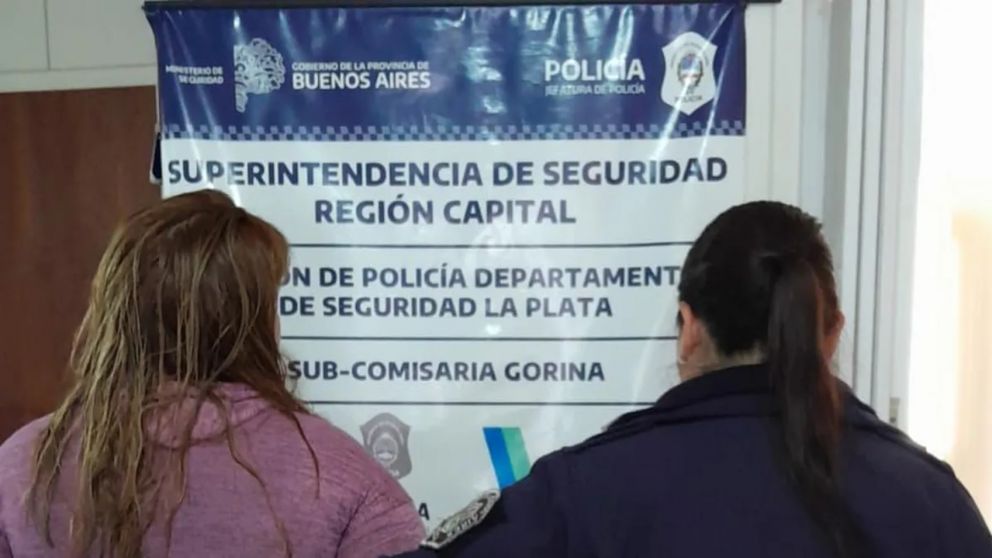Una madre detenida por golpear a piñas y con un palo de escoba a la hija (Imagen Policía Bonaerense).