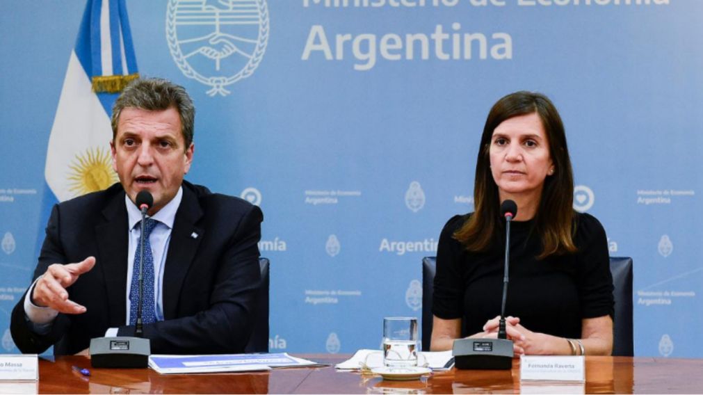 Massa hizo el anuncio junto a Fernanda Raverta (Télam).