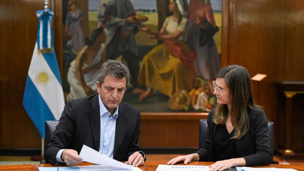 Cr�ditos Anses para jubilados y trabajadores: anuncio de Sergio Massa y Fernanda Raverta.