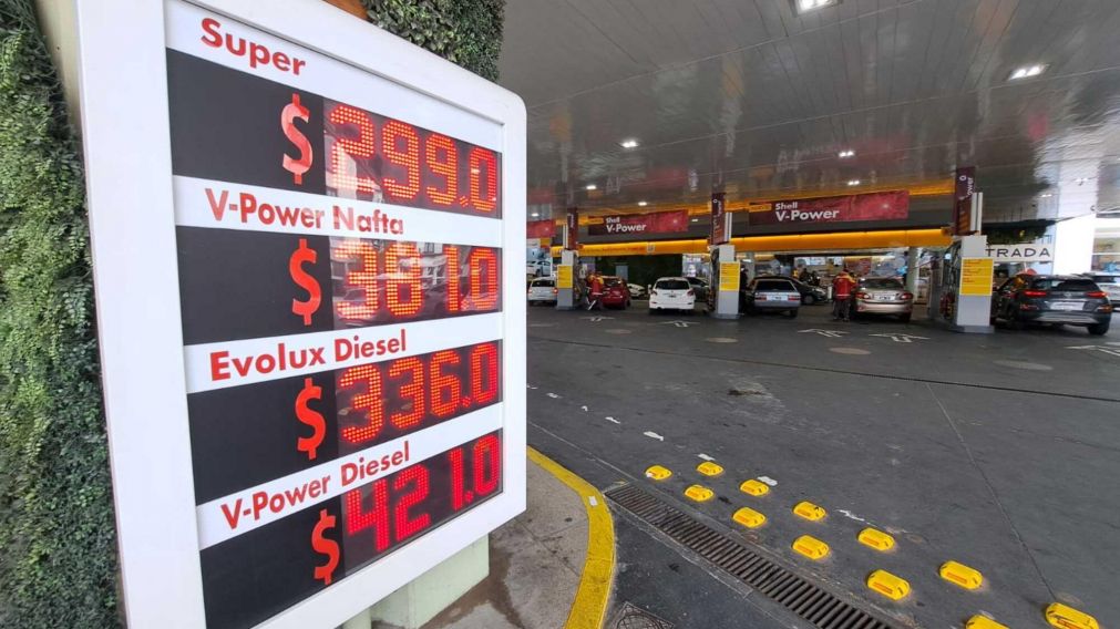 El aumento de precios de la nafta llevó a la súper de Shell hasta los $299 (Fernando Pérez Re/Crónica)