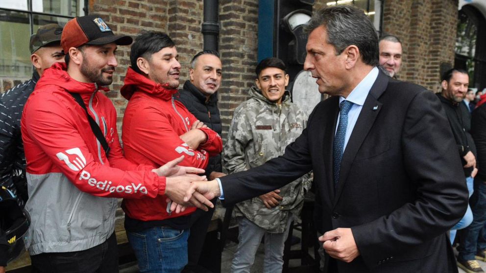 Sergio Massa se reunió con trabajadores de plataformas de delivery.