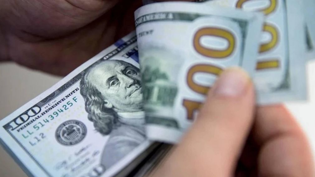 Dólar hoy: ¿A cuánto cotizan el oficial y el "blue"?