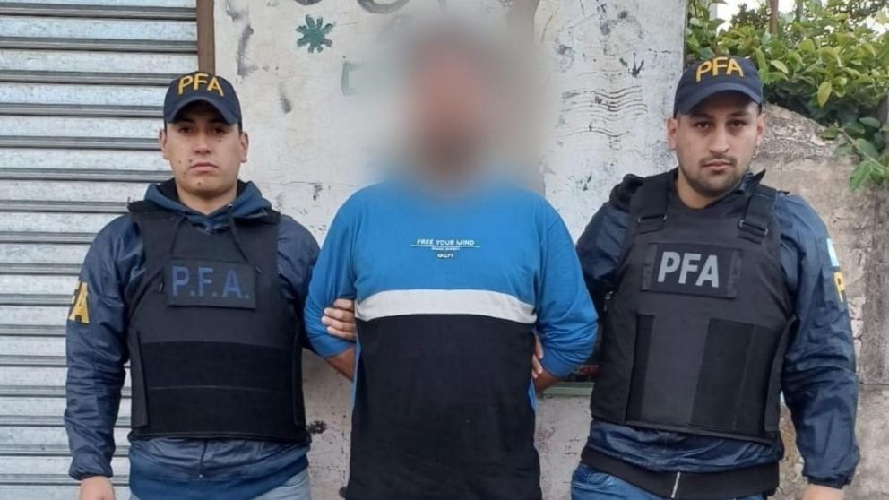 Efectivos de la Polic�a Federal, junto al detenido.