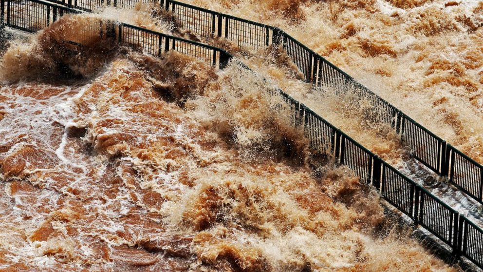 Esta mañana se informó que unos 24.100 metros cúbicos por segundo se desplazaban en el río Iguazú, mientras que para este mediodía se esperaba un pico de 28.000 metros cúbicos por segundo.