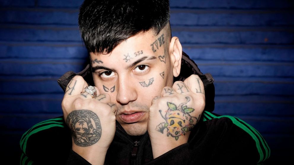 La tensa reacción de Duki cuando "piropearon" a su hermana en medio de un stream de Twitch.