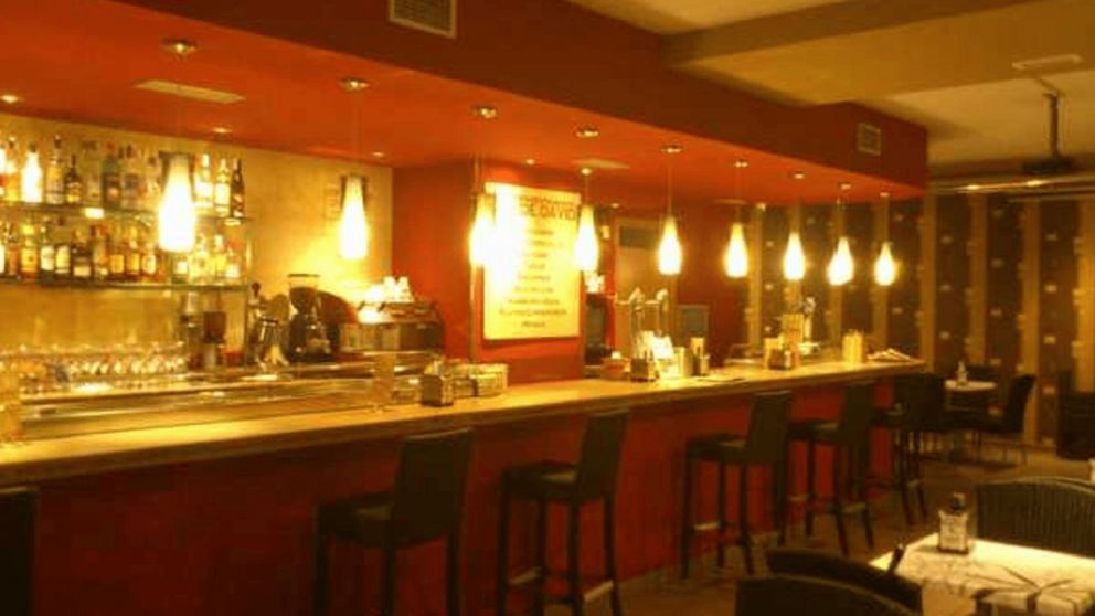 El propietario de un restaurante causó polémica al hacer una mención a las horas extras de los empleados (Imagen ilustrativa).