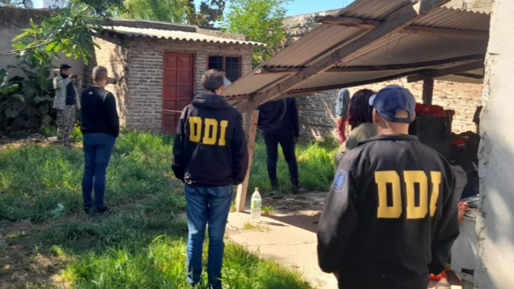 Los efectivos policiales trabajaron en el escenario de homicidio.
