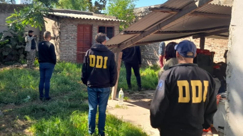 Los efectivos policiales trabajaron en el escenario de homicidio.