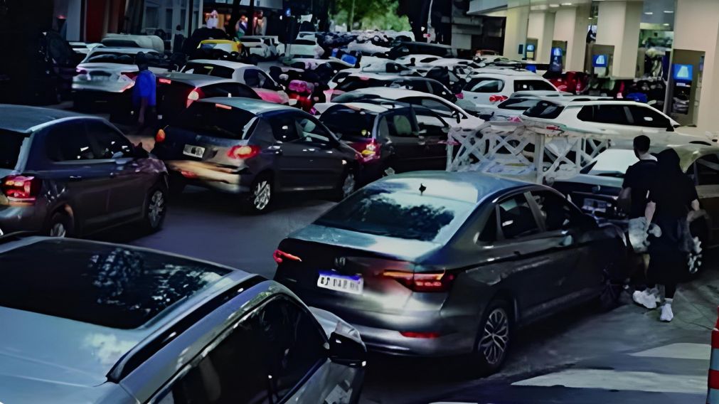 Este s�bado siguen habiendo largas colas para cargar combustible (Twitter).