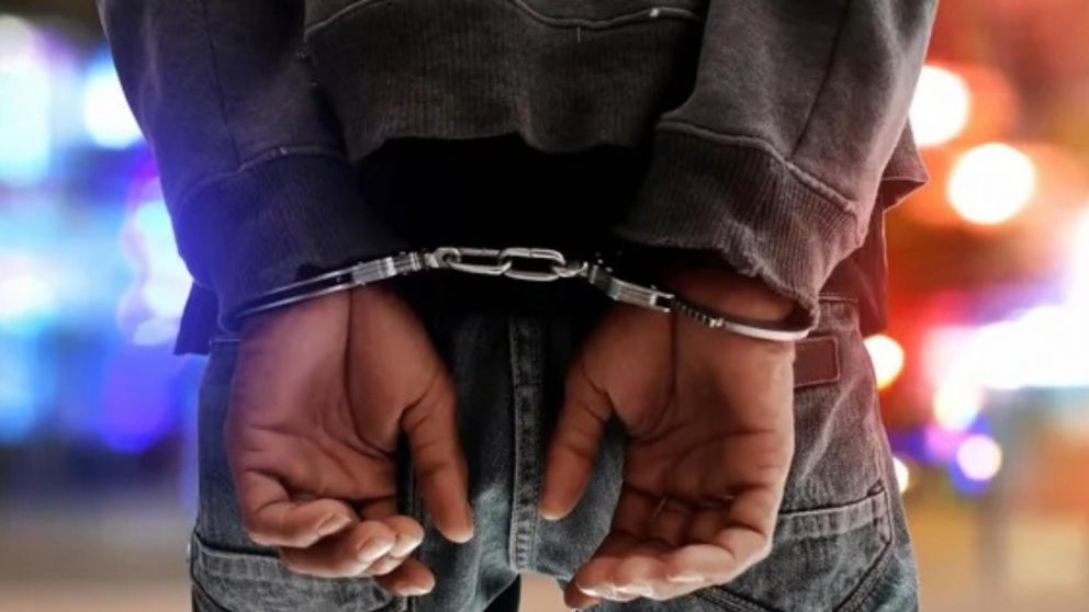 El sujeto fue reducido luego de haber sido perseguido por los uniformados.