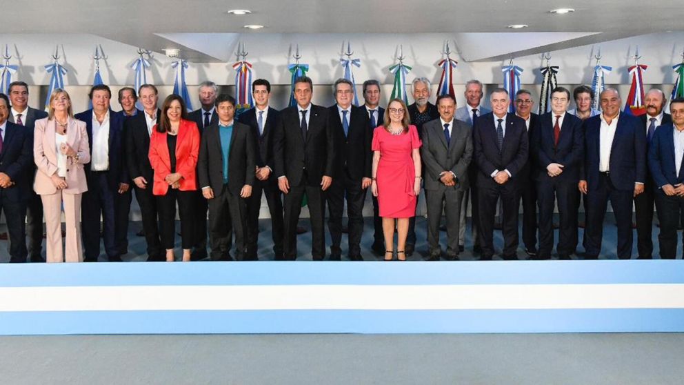 Sergio Massa con 19 gobernadores en el CFI, respaldos y acuerdos de cara al balotaje.