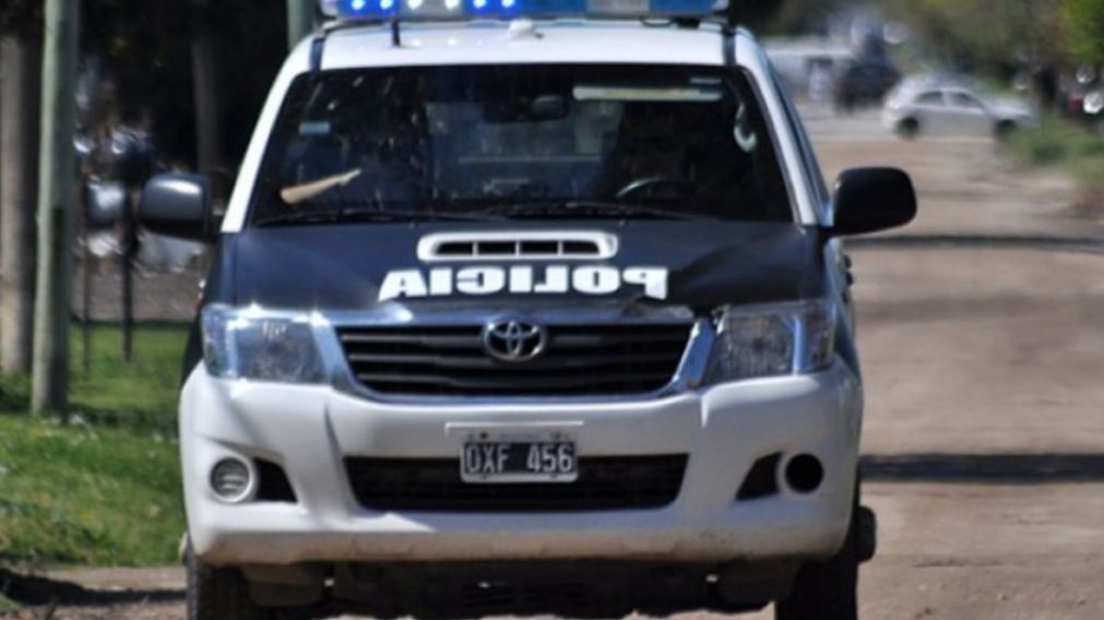 La policía analiza las cámaras de seguridad y busca a los delincuentes.